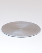Kerzenteller aus Aluminium, gewölbt, silberfarben in der großen Größe.
