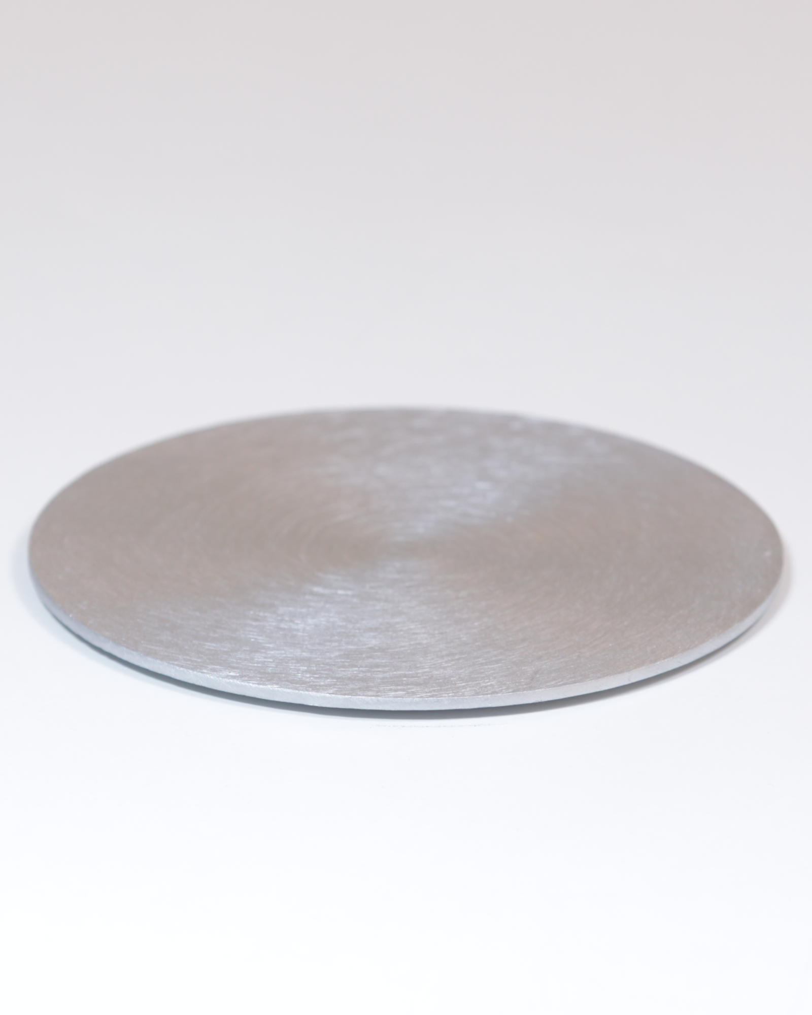 Kerzenteller aus Aluminium, gewölbt, silberfarben in der großen Größe.