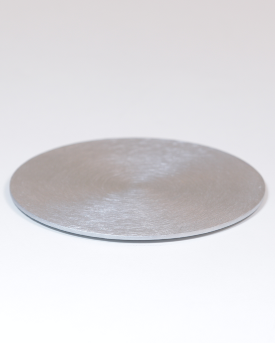 Kerzenteller aus Aluminium, gewölbt, silberfarben in der großen Größe.