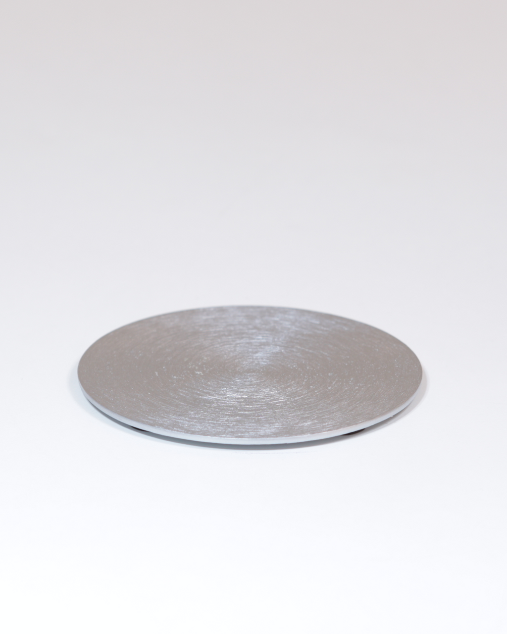 Kerzenteller aus Aluminium, gewölbt, silberfarben in der kleinen Größe.