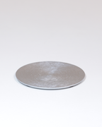 Kerzenteller aus Aluminium, gewölbt, silberfarben in der kleinen Größe.
