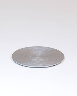 Kerzenteller aus Aluminium, gewölbt, silberfarben in der kleinen Größe.