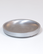 Kerzenteller aus Aluminium in mattem Silber, minimalistisches Design.