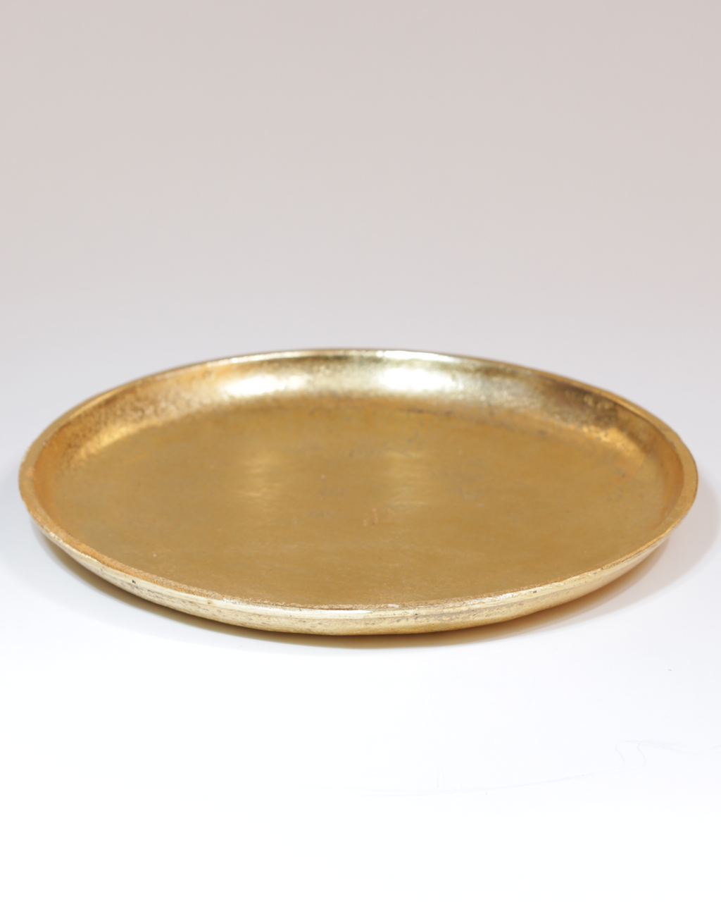 Kerzenteller aus Metall in antik-goldener Optik in der großen Größe.