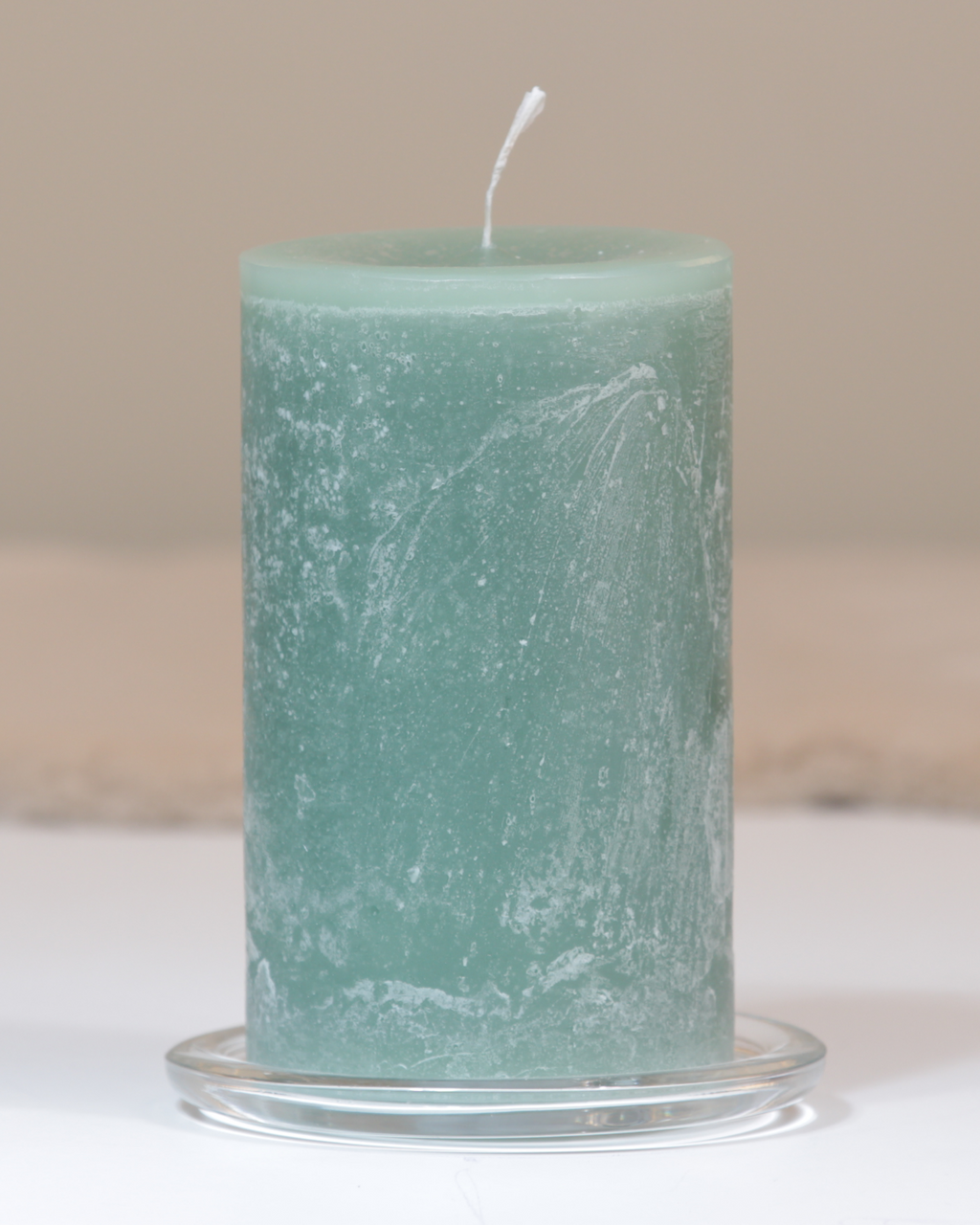 Kerzenteller aus klarem Glas mit glatter Oberfläche in der großen Größe mit Kerze.