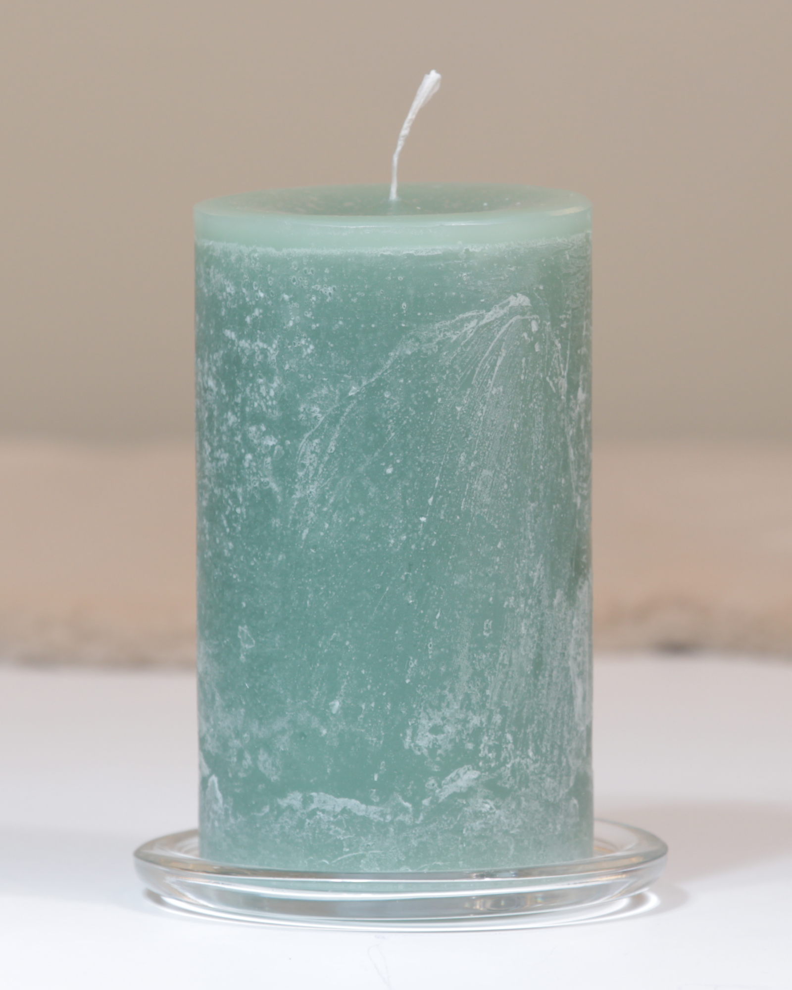 Kerzenteller aus klarem Glas mit glatter Oberfläche in der großen Größe mit Kerze.