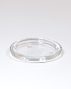 Kerzenteller aus klarem Glas mit glatter Oberfläche in der kleinen Größe.