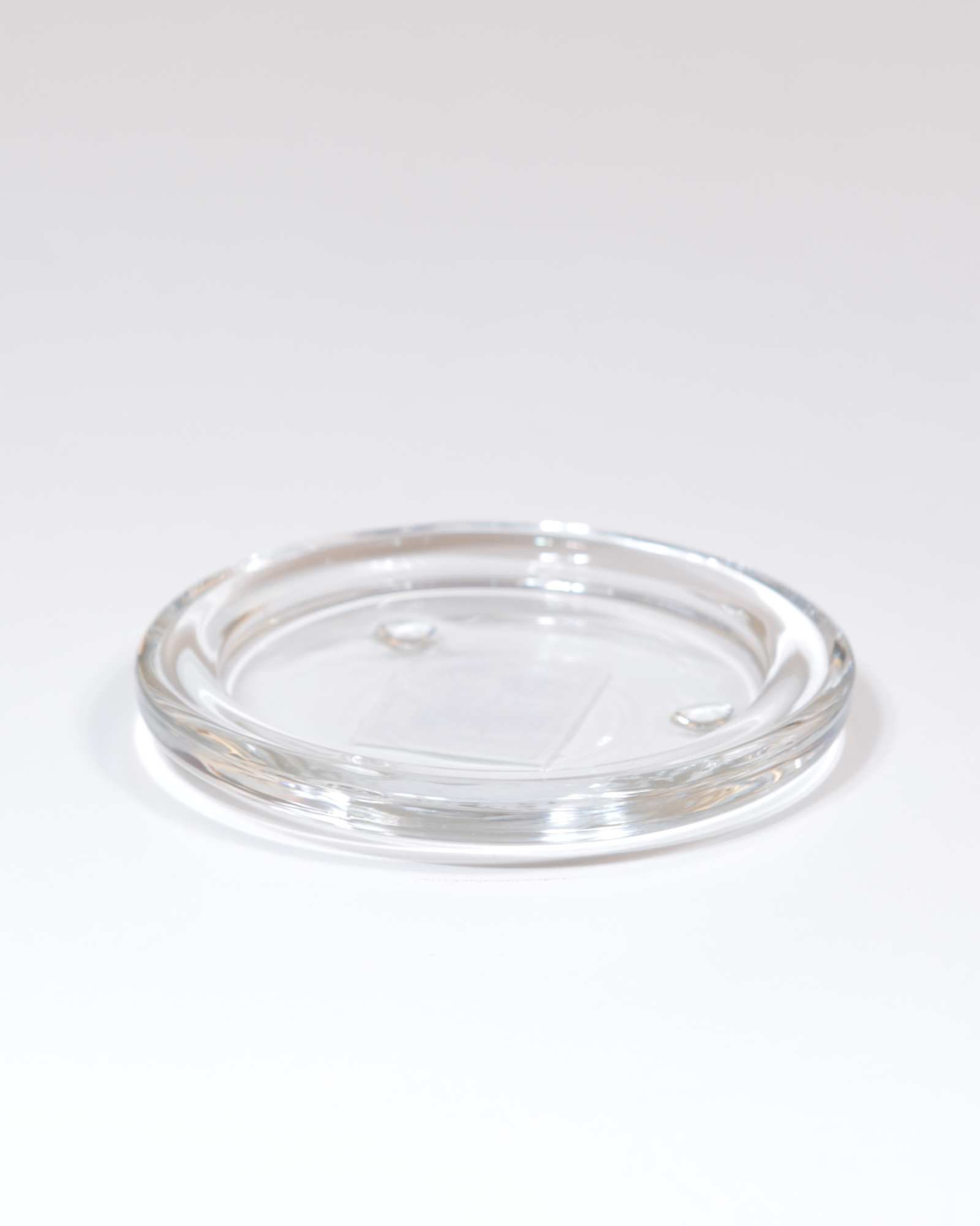 Kerzenteller aus klarem Glas mit glatter Oberfläche in der kleinen Größe.