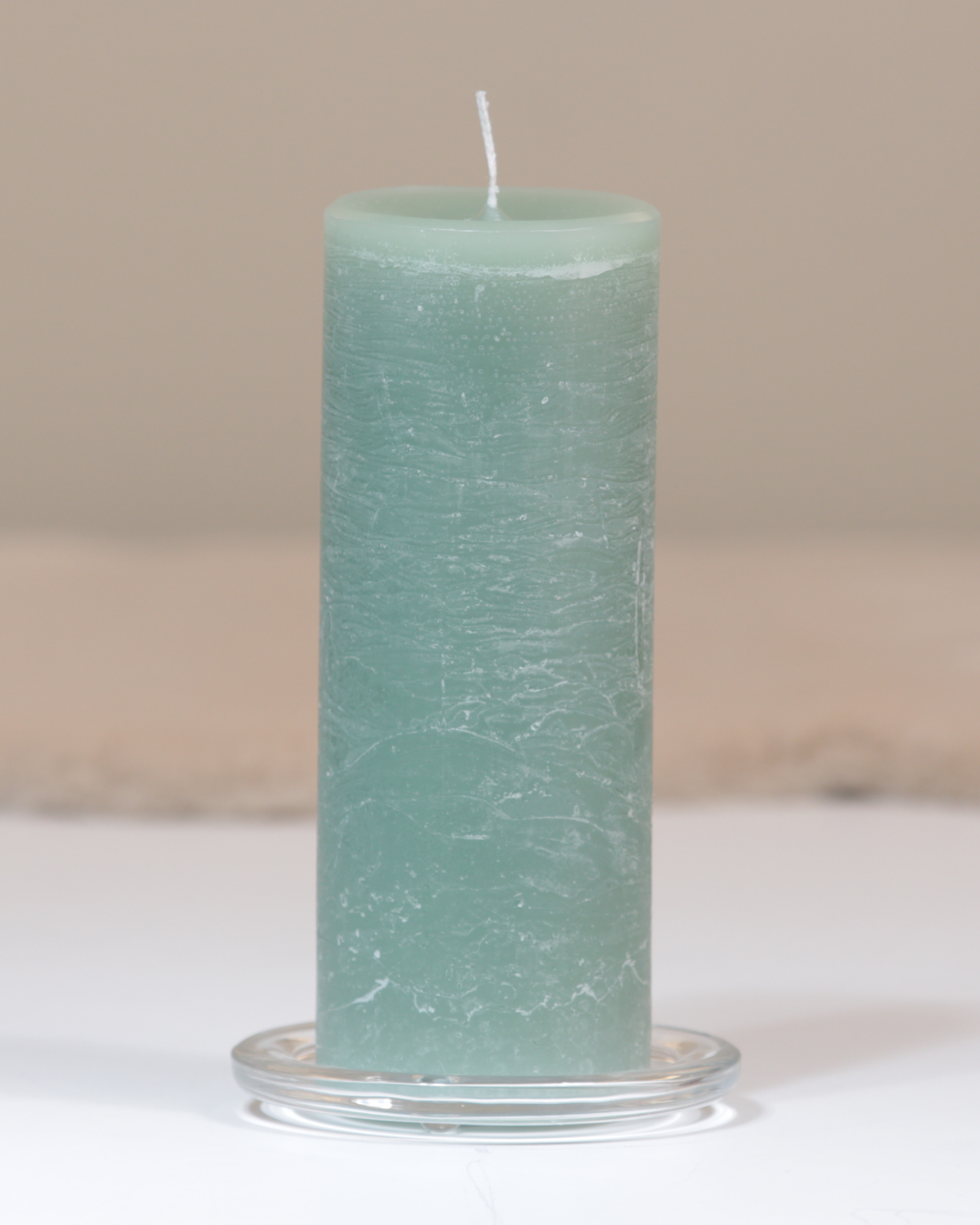 Kerzenteller aus klarem Glas mit glatter Oberfläche in der kleinen Größe mit Kerze.
