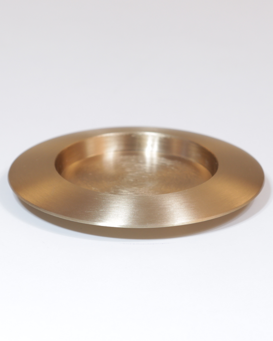 Kerzenteller aus Messing in mattem Gold.