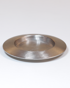 Kerzenteller aus Messing in mattem Silber.
