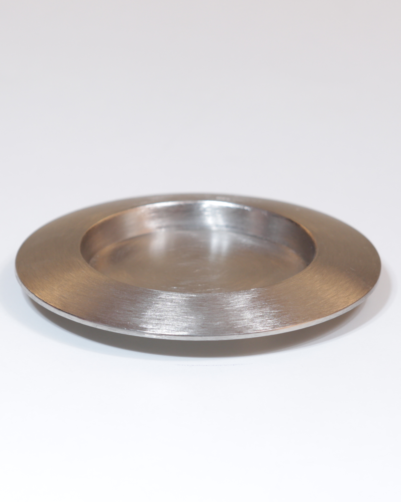 Kerzenteller aus Messing in mattem Silber.