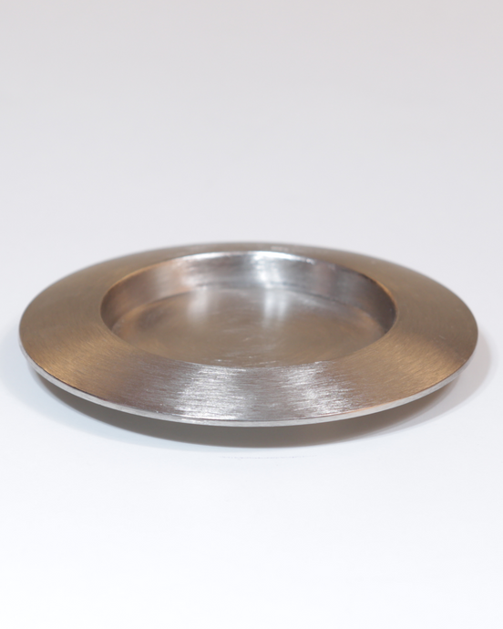 Kerzenteller aus Messing in mattem Silber.