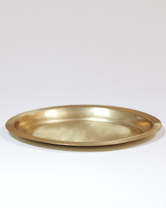 Kerzenteller aus Messing, oval und glatt, mattgoldfarben.