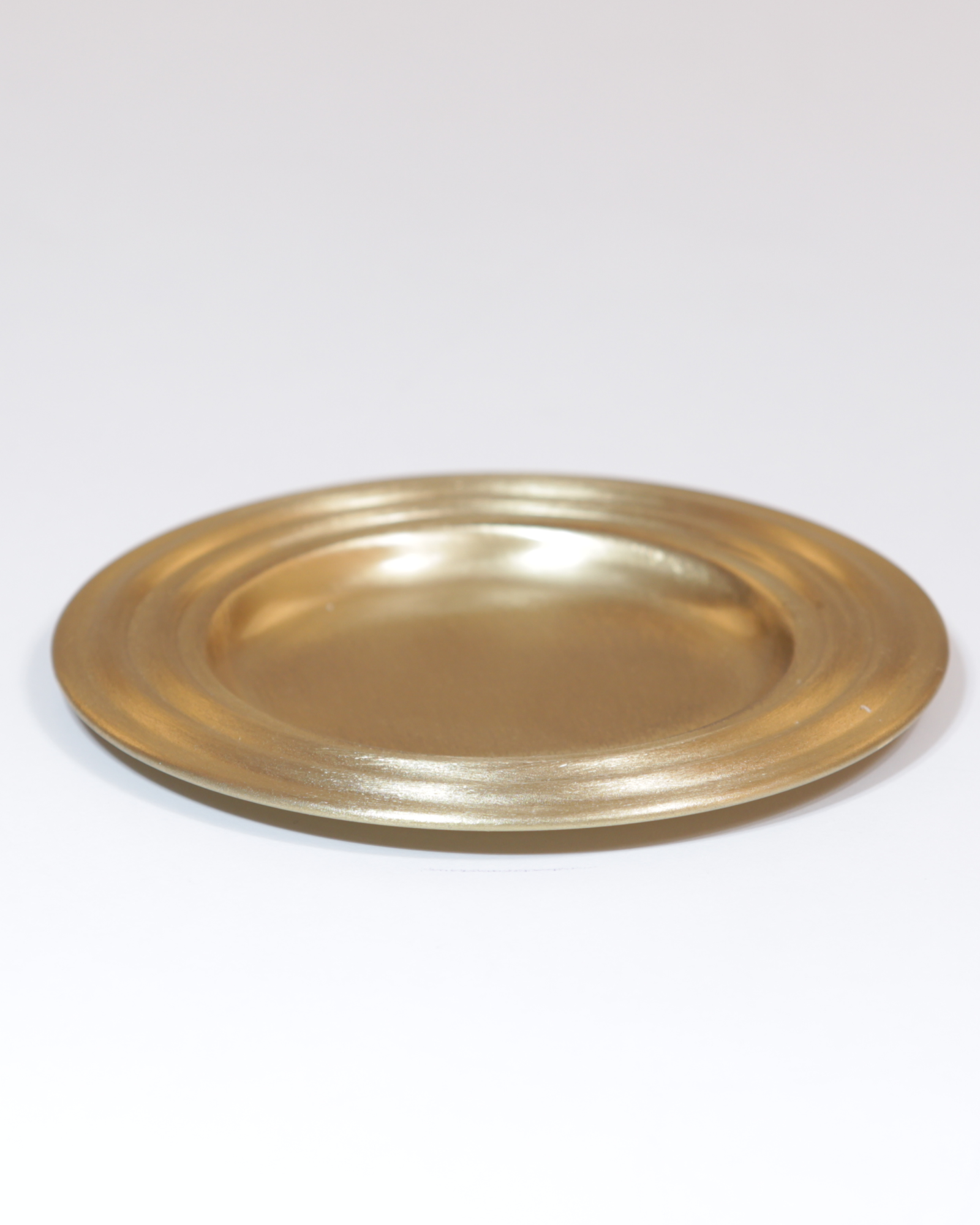 Kerzenteller aus Messing in schlichter Form, mattgoldfarben.