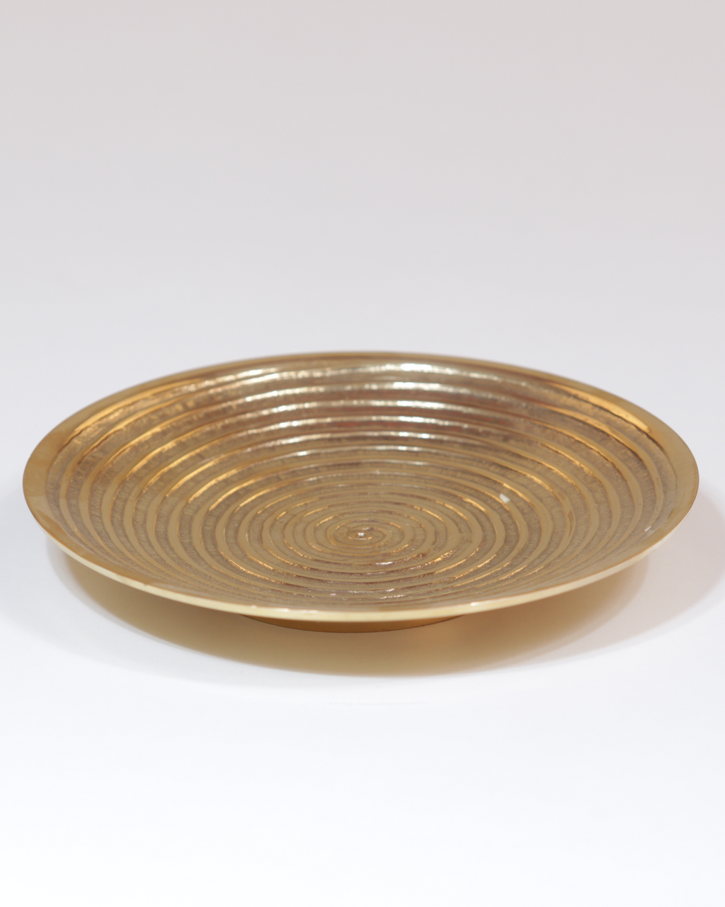 Kerzenteller aus Messing mit Spiral-Design, matt goldfarben in der großen Größe.