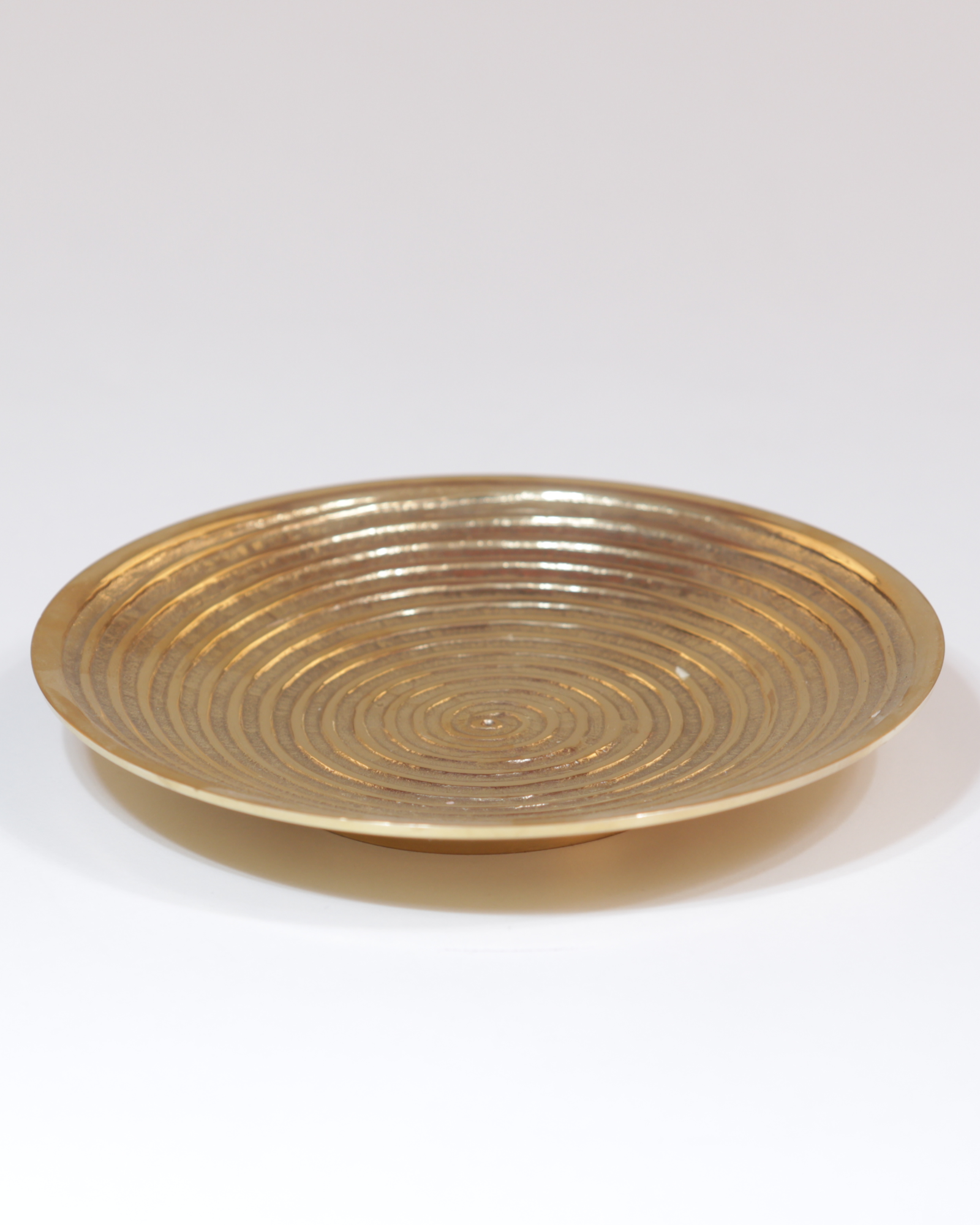 Kerzenteller aus Messing mit Spiral-Design, matt goldfarben in der großen Größe.