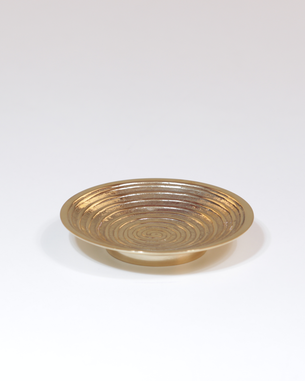 Kerzenteller aus Messing mit Spiral-Design, matt goldfarben in der kleinen Größe.