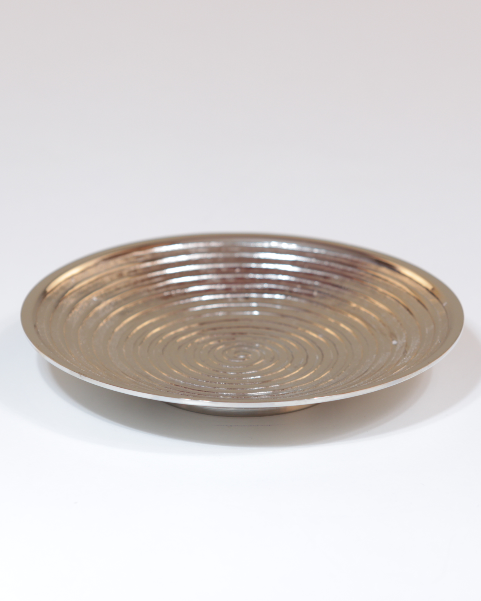 Kerzenteller aus Messing mit Spiral-Design, matt silberfarben in der großen Größe.