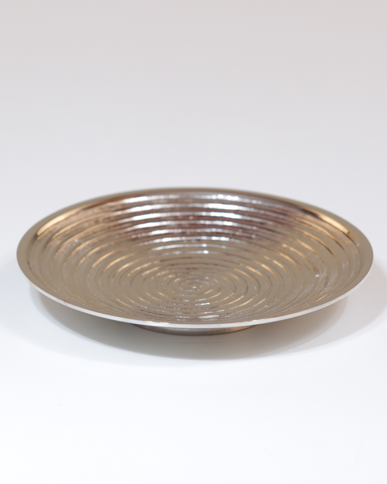 Kerzenteller aus Messing mit Spiral-Design, matt silberfarben in der großen Größe.
