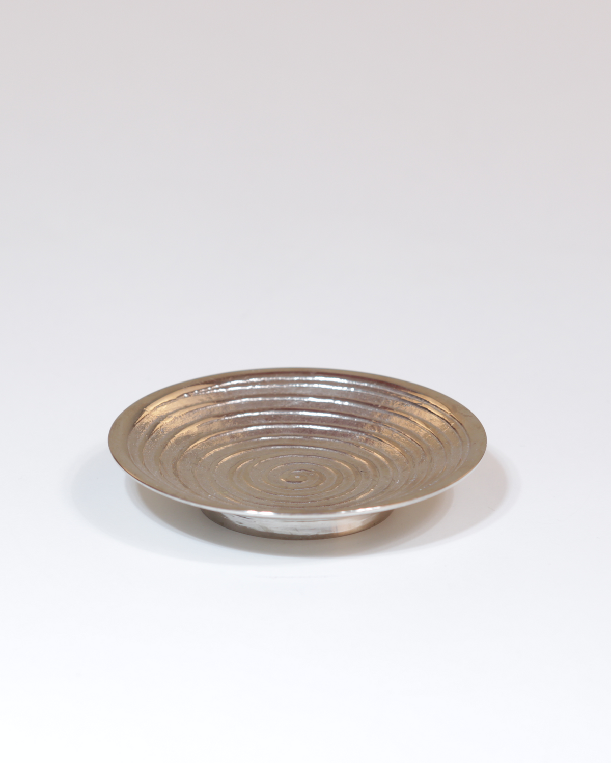 Kerzenteller aus Messing mit Spiral-Design, matt silberfarben in der kleinen Größe.