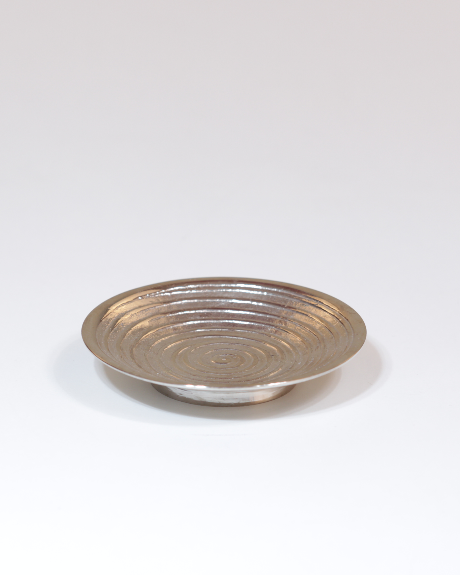 Kerzenteller aus Messing mit Spiral-Design, matt silberfarben in der kleinen Größe.