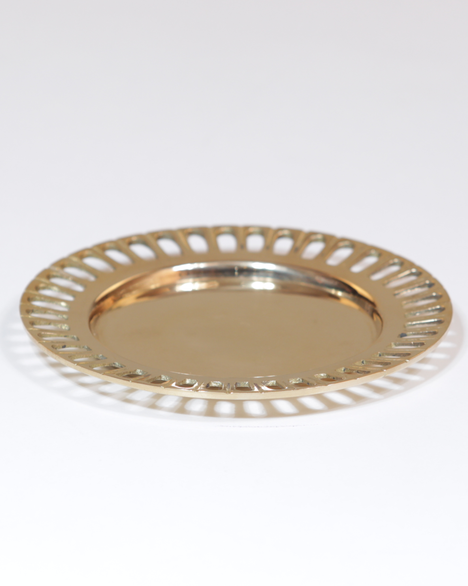 Kerzenteller aus Messing mit Wellenrand, glänzend goldfarben.